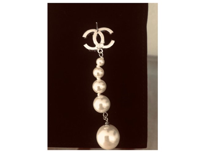 Chanel Perlenohrringe Silber Silber Hardware - Ansicht 4