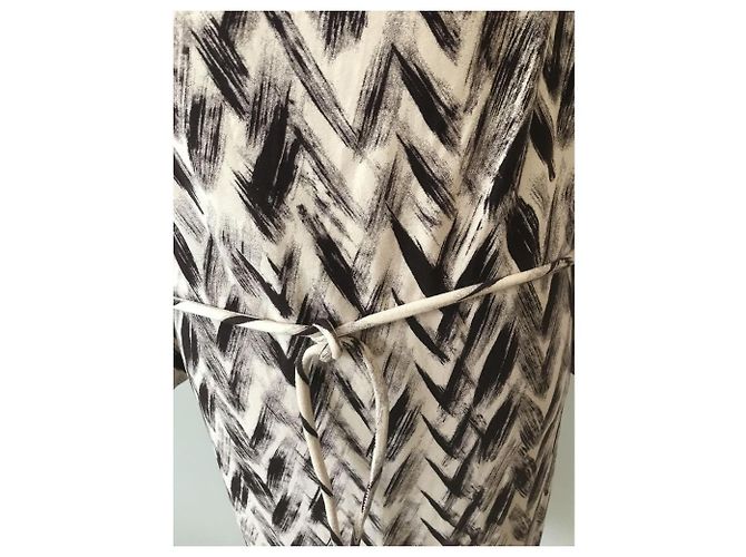 Nicole Fahri Vestido Nicole Farhi con estampado Chevron de viscosa con cinturón - vista 14