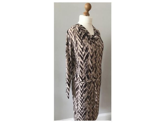 Nicole Fahri Vestido Nicole Farhi con estampado Chevron de viscosa con cinturón - vista 4
