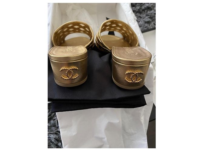 Sandali Chanel in pelle dorata D'oro - vista 2