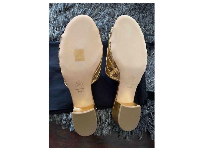 Sandali Chanel in pelle dorata D'oro - vista 3