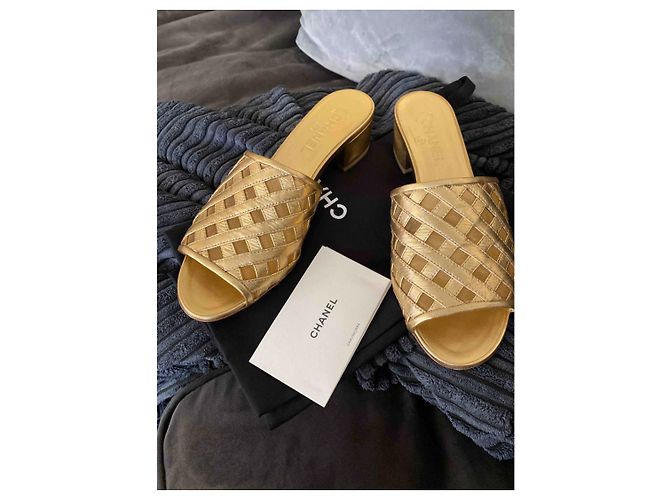 Sandali Chanel in pelle dorata D'oro - vista 4