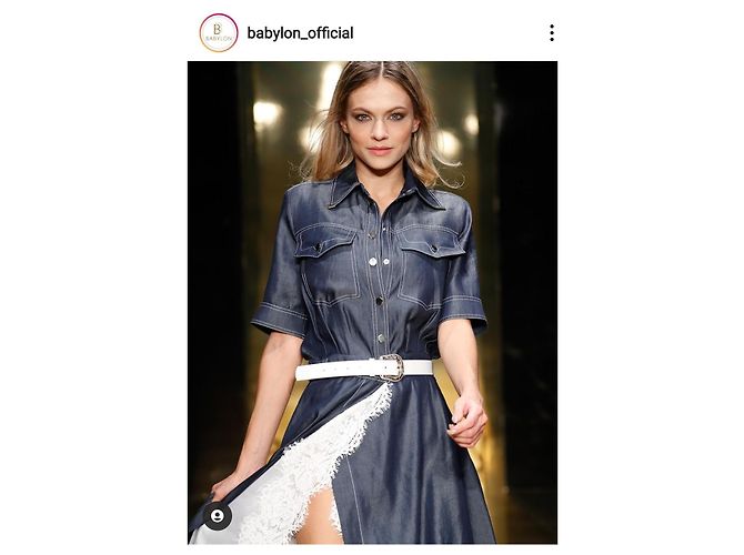 Autre Marque Vestido largo azul con forro bordado y cinturón blanco - vista 2