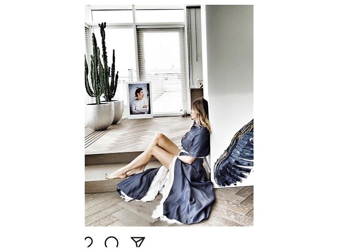 Autre Marque Vestido largo azul con forro bordado y cinturón blanco - vista 3