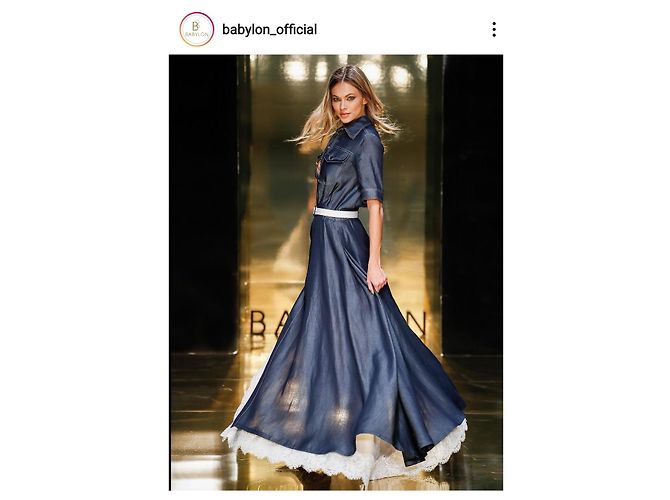 Autre Marque Vestido largo azul con forro bordado y cinturón blanco - vista 4