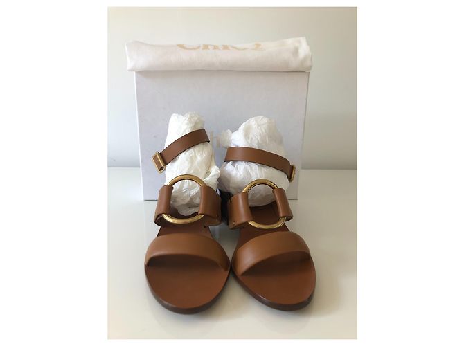 Sandali Chloé in pelle marrone con logo dorato - vista 3