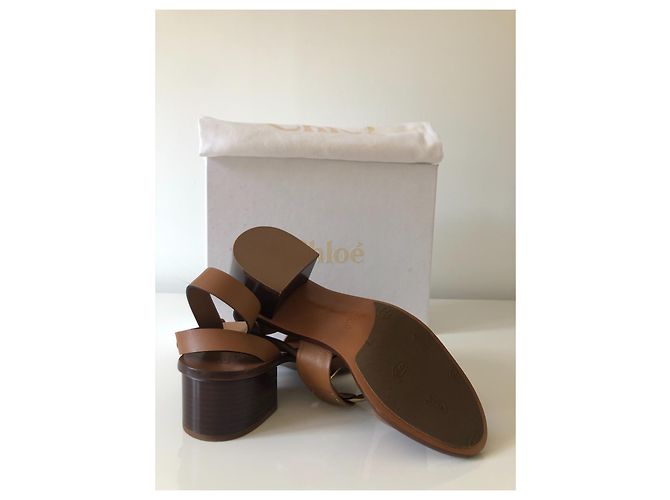 Sandali Chloé in pelle marrone con logo dorato - vista 4