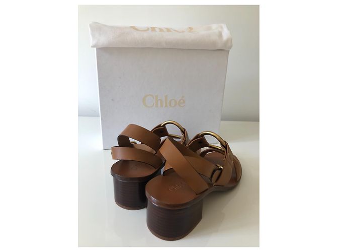Sandali Chloé in pelle marrone con logo dorato - vista 7