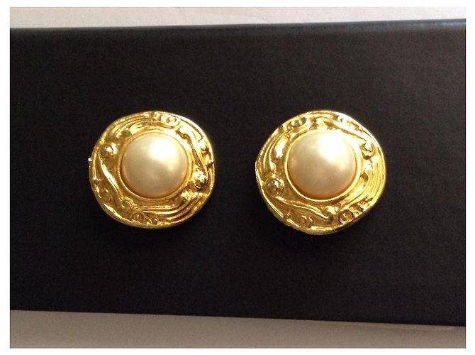 Orecchini Chanel in metallo dorato e perla imitazione D'oro - vista 3
