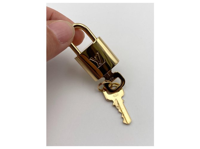 Lucchetto Louis Vuitton 437 oro D'oro - vista 3