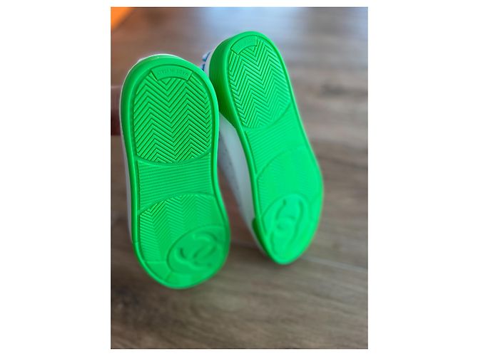 Sneakers Chanel in pelle bianca e neon 35,5 Bianco - vista 2