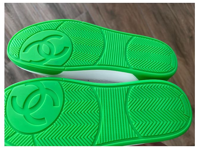 Sneakers Chanel in pelle bianca e neon 35,5 Bianco - vista 4