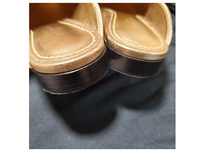 Autre Marque Sandali Louis Vuitton mules in pelle oro D'oro - vista 8