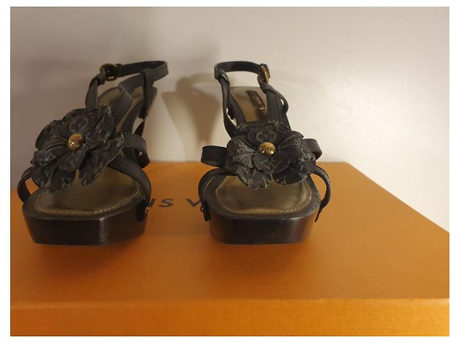Scarpins Louis Vuitton Marrom de Couro com Flores - vista 10