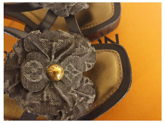 Scarpins Louis Vuitton Marrom de Couro com Flores - vista 2