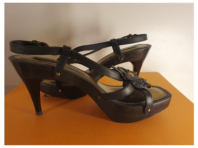 Scarpins Louis Vuitton Marrom de Couro com Flores - vista 3