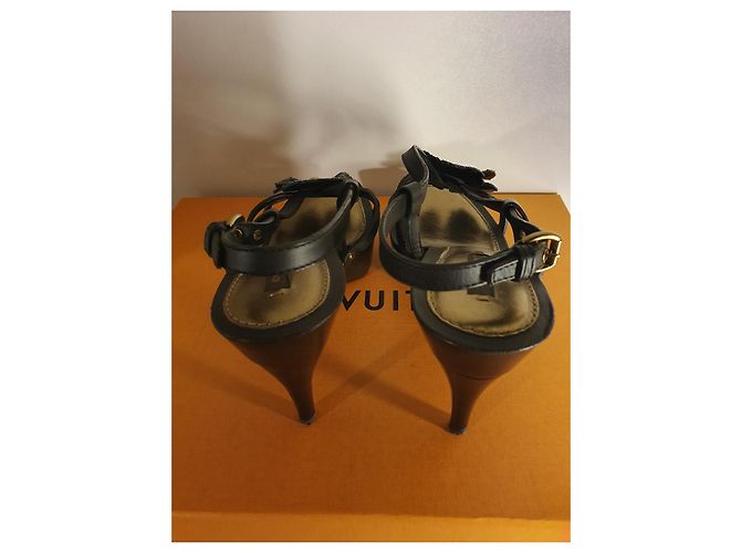 Scarpins Louis Vuitton Marrom de Couro com Flores - vista 5