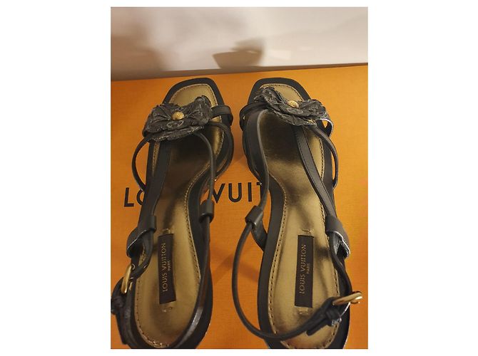 Scarpins Louis Vuitton Marrom de Couro com Flores - vista 6