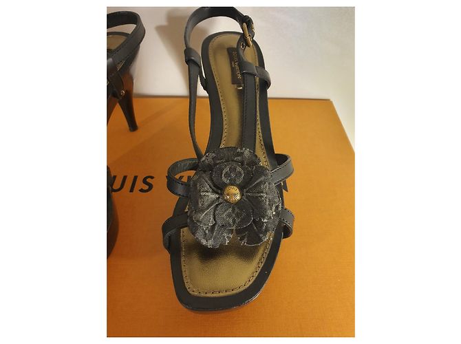 Scarpins Louis Vuitton Marrom de Couro com Flores - vista 7