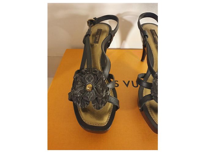 Scarpins Louis Vuitton Marrom de Couro com Flores - vista 8