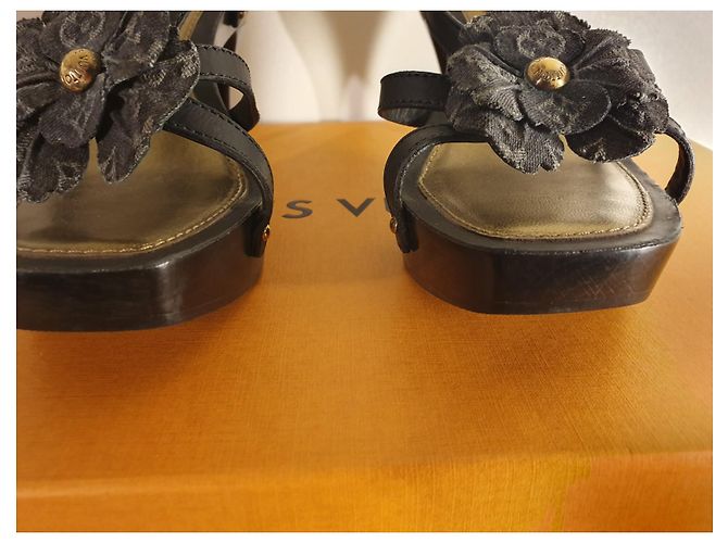Scarpins Louis Vuitton Marrom de Couro com Flores - vista 9