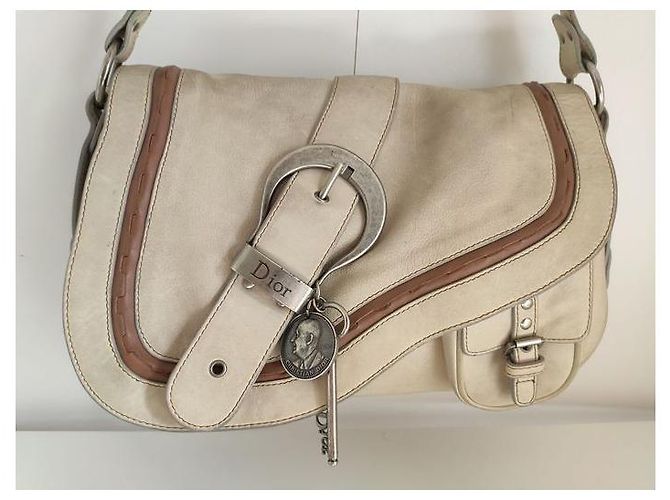 Bolso de mano Christian Dior Gaucho en cuero blanco roto - vista 10