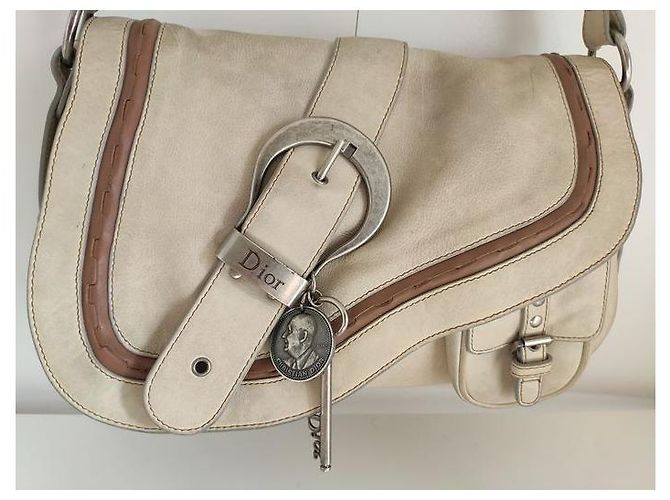 Bolso de mano Christian Dior Gaucho en cuero blanco roto - vista 4