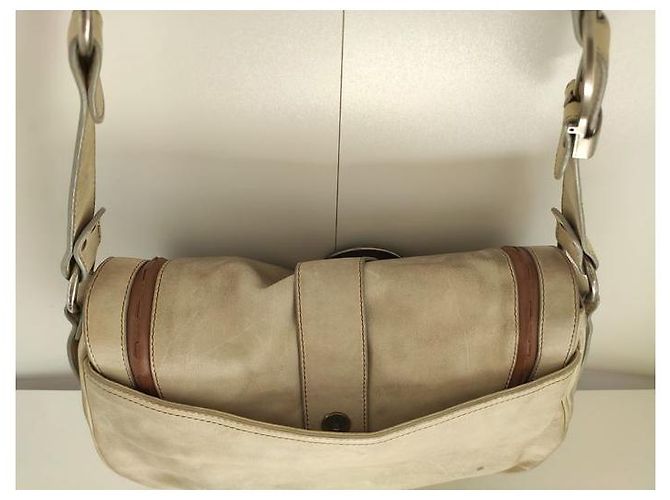 Bolso de mano Christian Dior Gaucho en cuero blanco roto - vista 6