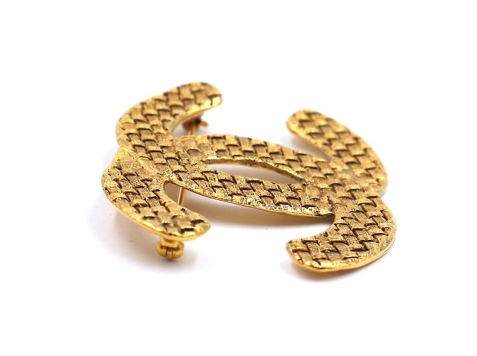 Spilla testurizzata intrecciata in oro CC Chanel D'oro - vista 4