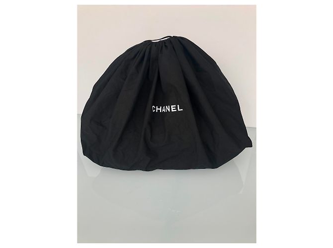Mala de viagem com rodas Chanel em couro acolchoado preto - vista 14
