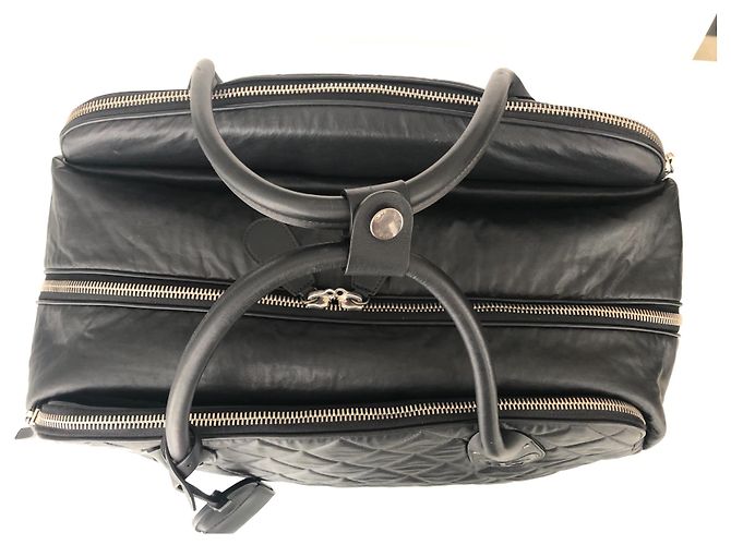 Mala de viagem com rodas Chanel em couro acolchoado preto - vista 2