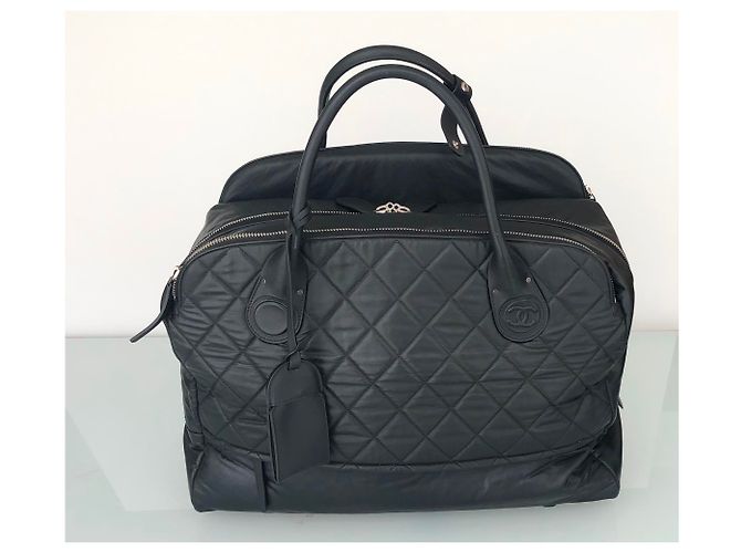 Mala de viagem com rodas Chanel em couro acolchoado preto - vista 4