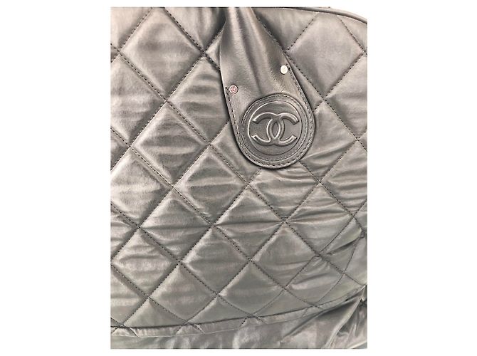 Mala de viagem com rodas Chanel em couro acolchoado preto - vista 5