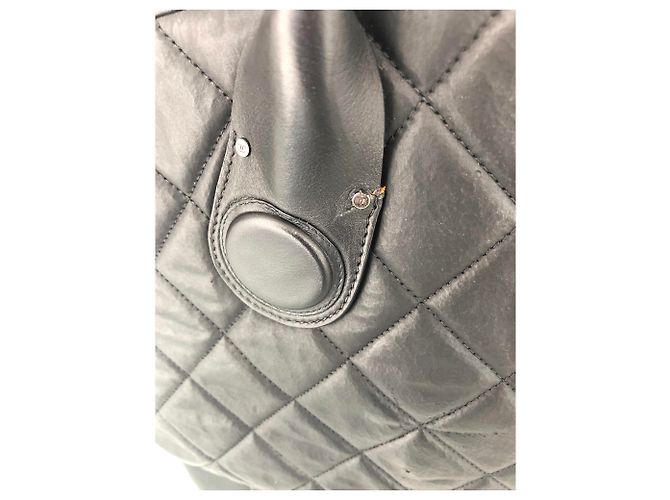 Mala de viagem com rodas Chanel em couro acolchoado preto - vista 6