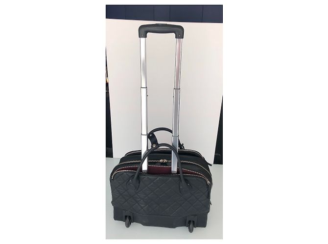 Mala de viagem com rodas Chanel em couro acolchoado preto - vista 8