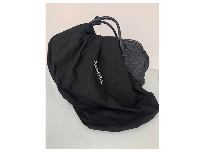 Mala de viagem com rodas Chanel em couro acolchoado preto - vista 9