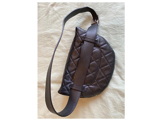 Girl Marsupio Chanel modello Uniform Nero - vista 4