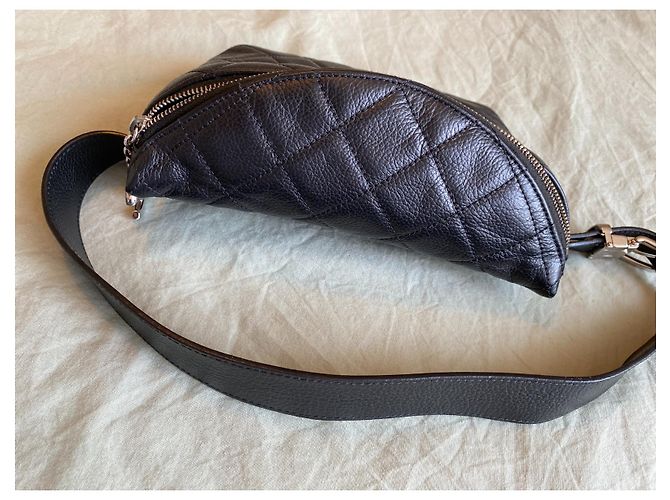 Girl Marsupio Chanel modello Uniform Nero - vista 5