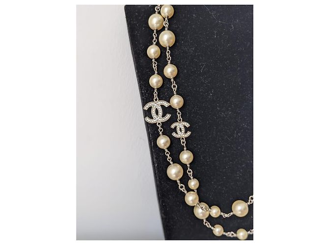 CHANEL B14Collana di cristallo di perle con logo V Timeless CC Crudo - vista 10