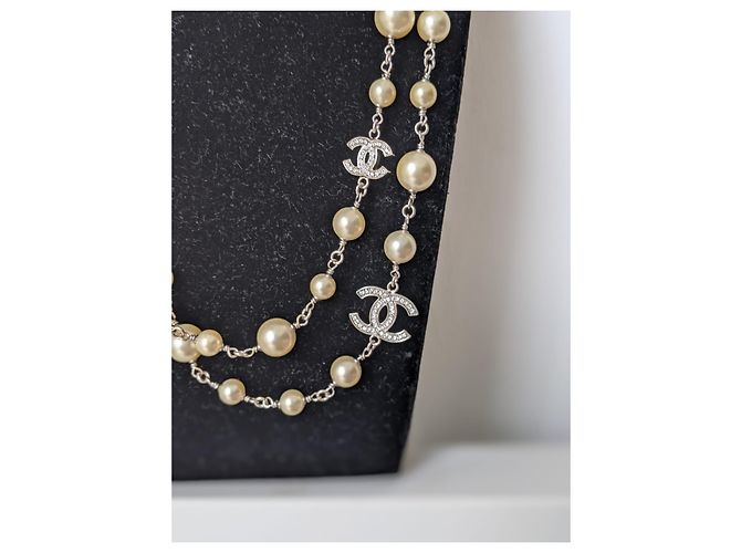 CHANEL B14Collana di cristallo di perle con logo V Timeless CC Crudo - vista 11