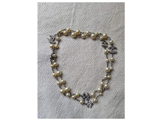 CHANEL B14Collana di cristallo di perle con logo V Timeless CC Crudo - vista 2