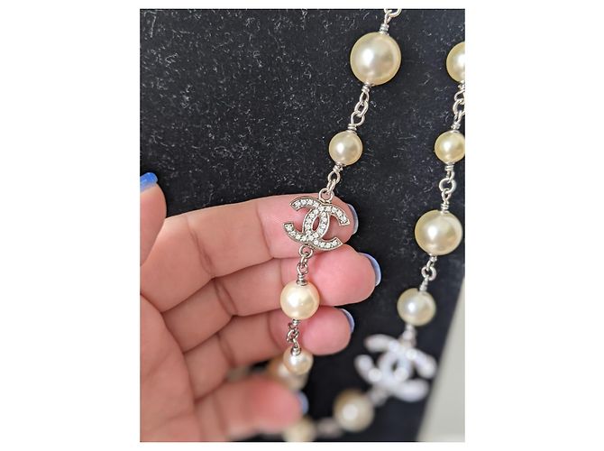 CHANEL B14Collana di cristallo di perle con logo V Timeless CC Crudo - vista 9
