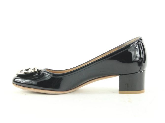 Salvatore Ferragamo Tacones negros de charol Vara Gancini Kitten - vista 10