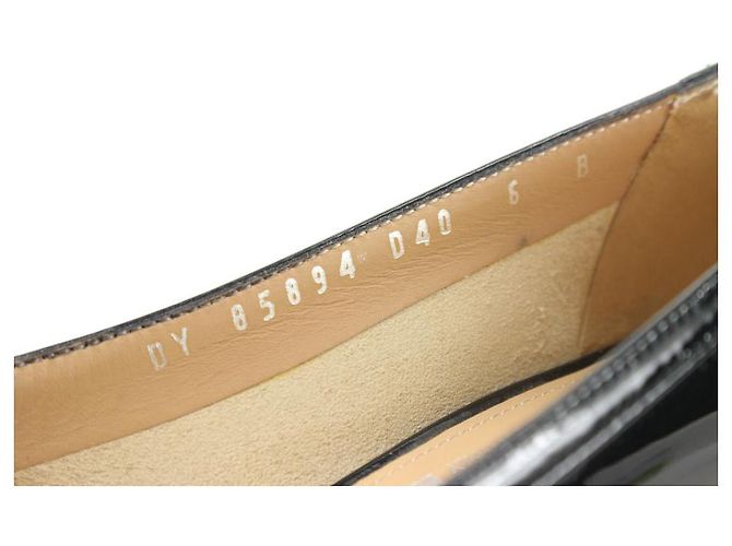 Salvatore Ferragamo Tacones negros de charol Vara Gancini Kitten - vista 11