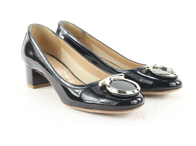 Salvatore Ferragamo Tacones negros de charol Vara Gancini Kitten - vista 2