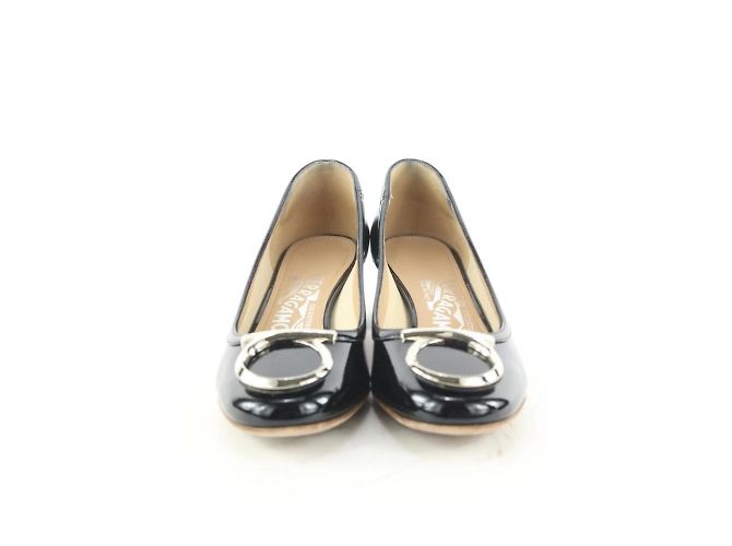 Salvatore Ferragamo Tacones negros de charol Vara Gancini Kitten - vista 3