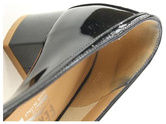 Salvatore Ferragamo Tacones negros de charol Vara Gancini Kitten - vista 5