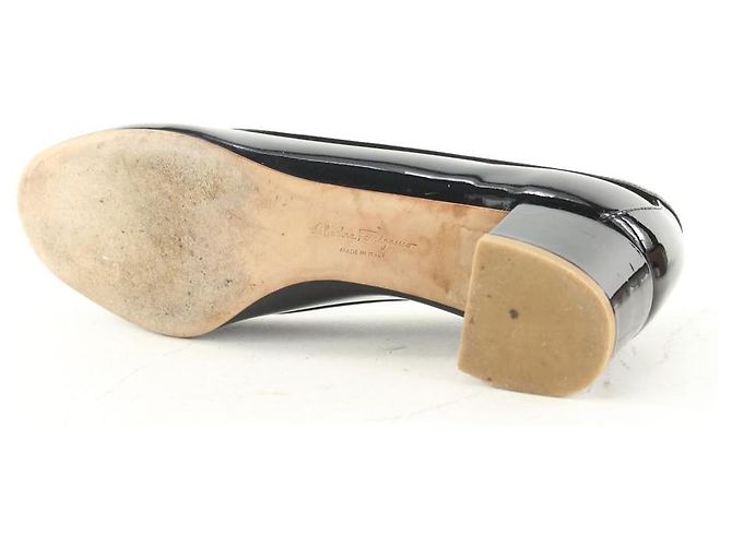 Salvatore Ferragamo Tacones negros de charol Vara Gancini Kitten - vista 7