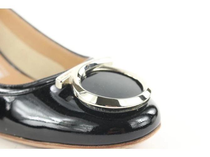 Salvatore Ferragamo Tacones negros de charol Vara Gancini Kitten - vista 8
