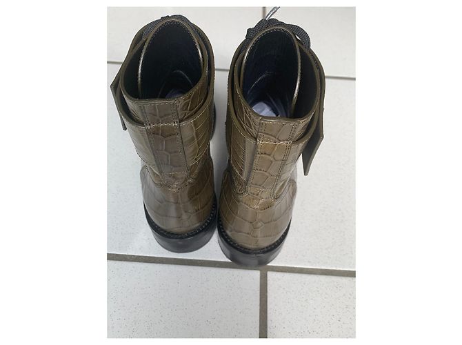 Botas Louis Vuitton Wonderland de piel caqui - vista 3